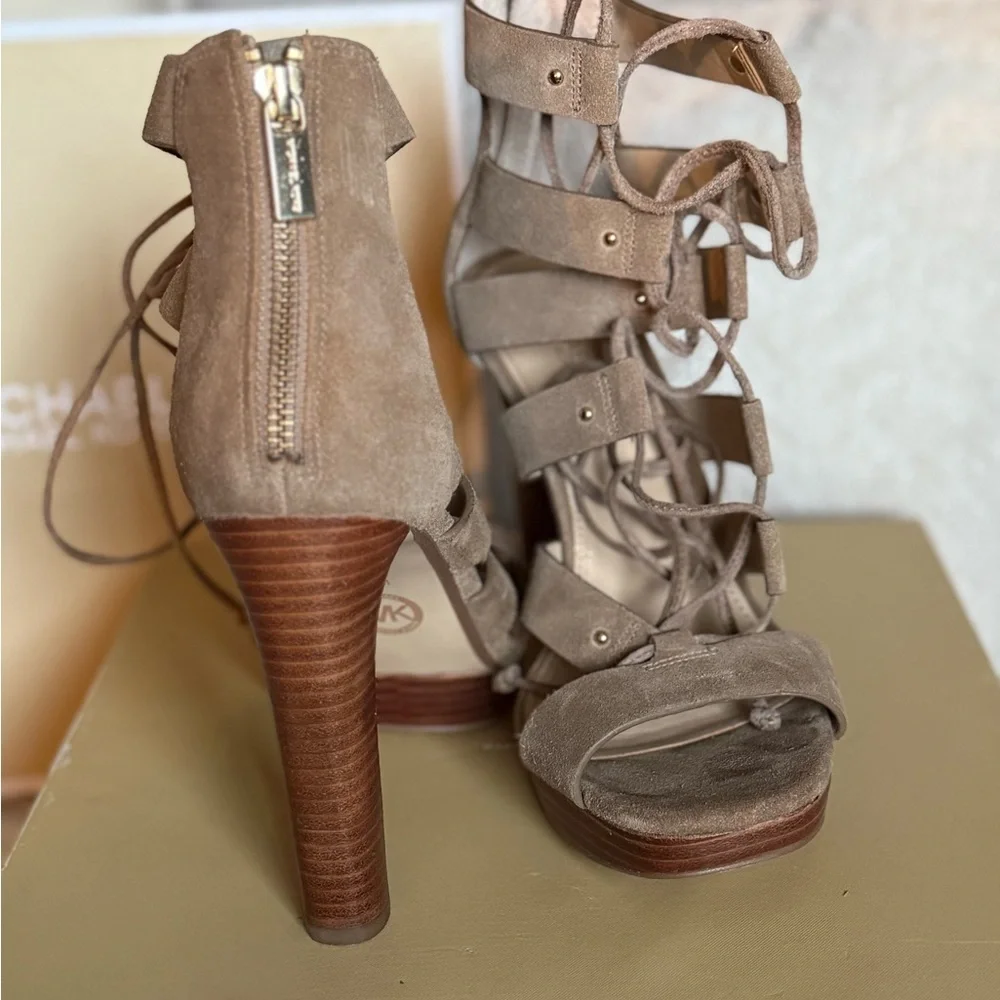 Michael Kors Sofía Platform suede-desert color- size 7 1/2